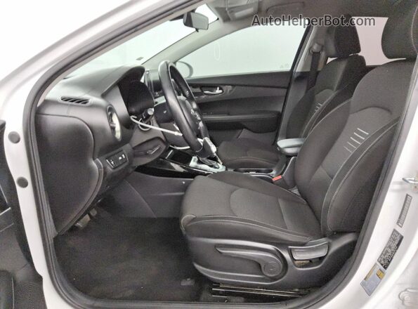 3KPF34AD9KE067345 2019 KIA FORTE White წინა სალონის ხედი
