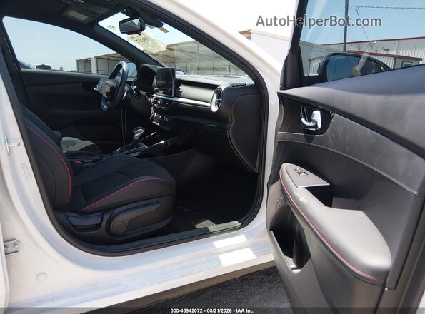 3KPF44AC0PE548936 2023 KIA FORTE White Widok wnętrza z przodu