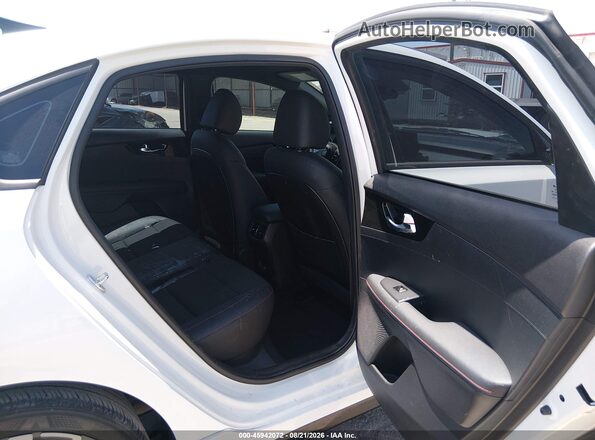 3KPF44AC0PE548936 2023 KIA FORTE White Widok naklejki z numerem VIN