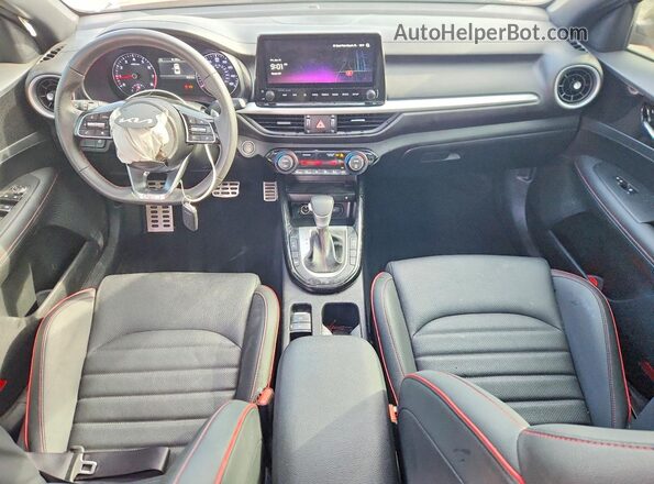 3KPF44AC0RE752056 2024 KIA FORTE Red Widok deski rozdzielczej