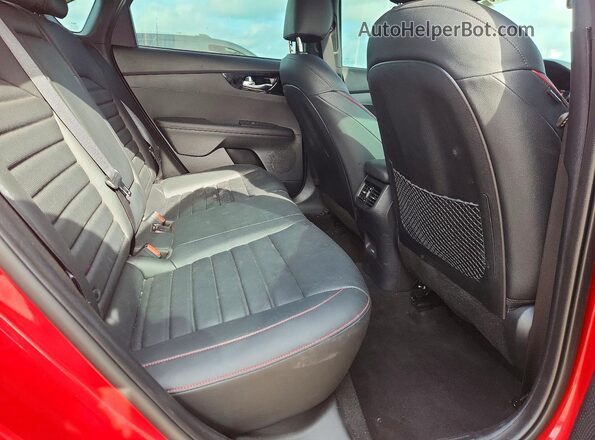 3KPF44AC0RE752056 2024 KIA FORTE Red Widok tylnych siedzeń