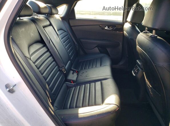 3KPF44AC1ME304921 2021 KIA FORTE White Rear seats view