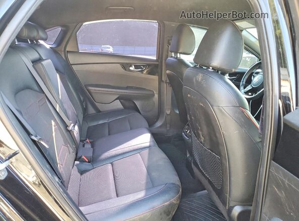 3KPF44AC1NE466629 2022 KIA FORTE Black Widok tylnych siedzeń