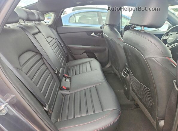 3KPF44AC1PE581945 2023 KIA FORTE Gray Widok tylnych siedzeń