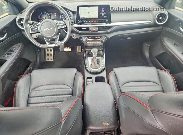 3KPF44AC1PE581945 2023 KIA FORTE Gray Widok deski rozdzielczej