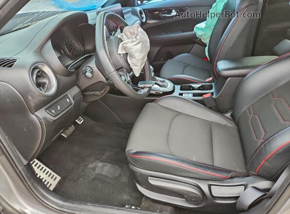 3KPF44AC2PE589567 2023 KIA FORTE Серебряный Вид салона спереди