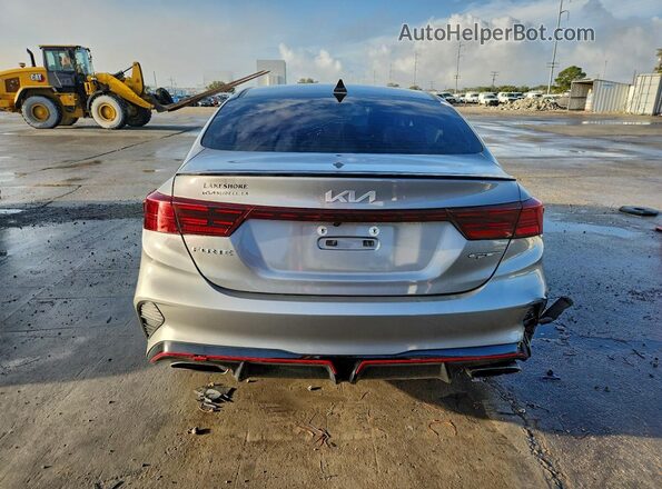 3KPF44AC2PE589567 2023 KIA FORTE Серебряный Вид сзади