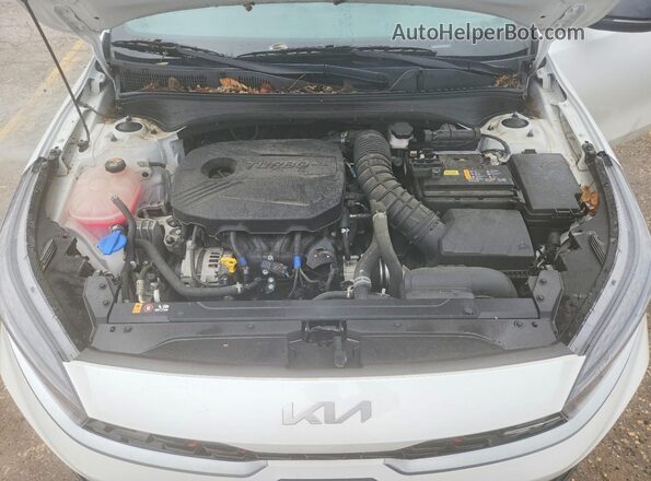 3KPF44AC2RE717924 2024 KIA FORTE White Vista interior trasera