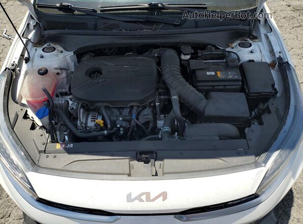 3KPF44AC4PE527197 2023 KIA FORTE White Вид задньої частини салону