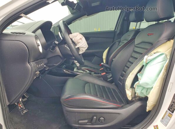 3KPF44AC7ME376867 2021 KIA FORTE White Widok wnętrza z przodu