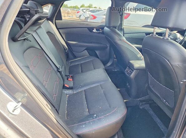 3KPF44AC7NE493897 2022 KIA FORTE Charcoal Widok tylnych siedzeń