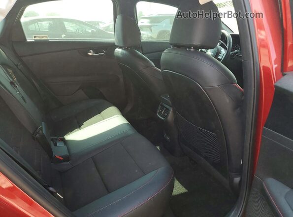3KPF44AC7PE550134 2023 KIA FORTE Red Widok tylnych siedzeń