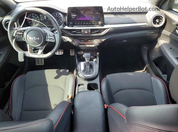 3KPF44AC7PE550134 2023 KIA FORTE Red Widok deski rozdzielczej