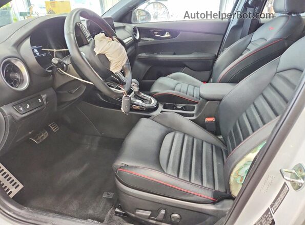 3KPF44AC8PE592392 2023 KIA FORTE White Widok wnętrza z przodu