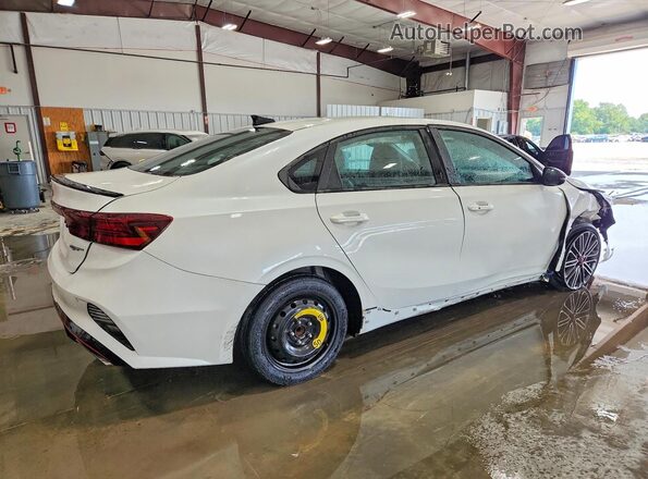 3KPF44AC8PE592392 2023 KIA FORTE White Tył prawy