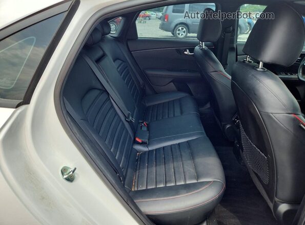 3KPF44AC9PE566819 2023 KIA FORTE White Vista de los asientos traseros
