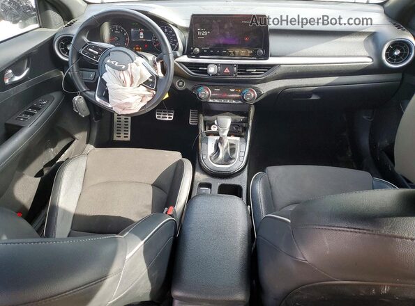 3KPF54AD0RE772409 2024 KIA FORTE Black Vista del salpicadero