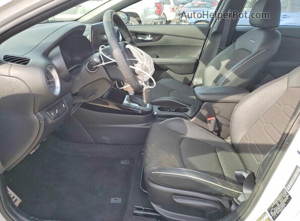 3KPF54AD1PE569784 2023 KIA FORTE White Widok wnętrza z przodu