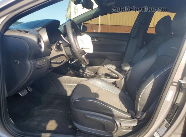 3KPF54AD1PE673174 2023 KIA FORTE Silver Вид салону спереду