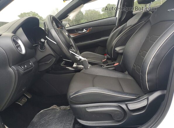 3KPF54AD1RE763220 2024 KIA FORTE White Front interior view