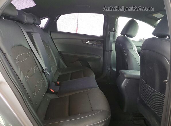 3KPF54AD1RE826283 2024 KIA FORTE Gray Widok tylnych siedzeń