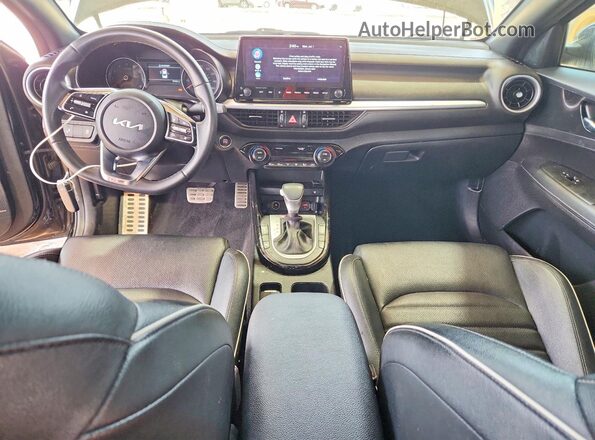 3KPF54AD1RE831516 2024 KIA FORTE Black Vista del salpicadero