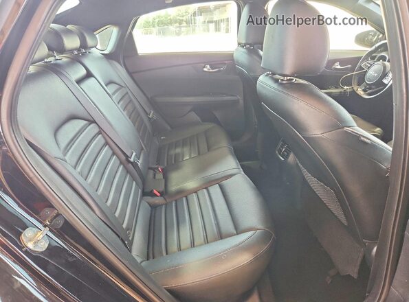 3KPF54AD1RE831516 2024 KIA FORTE Black Vista de los asientos traseros