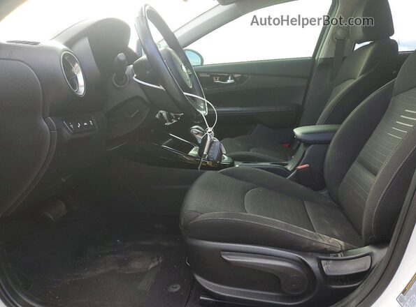 3KPF54AD2ME355639 2021 KIA FORTE Белый Вид салона спереди