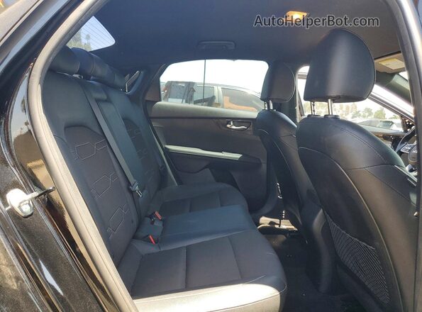 3KPF54AD2PE517662 2023 KIA FORTE Black Widok tylnych siedzeń