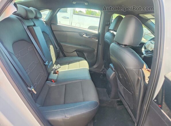 3KPF54AD2PE603649 2023 KIA FORTE White Vista de los asientos traseros