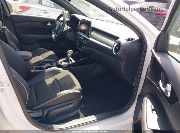 3KPF54AD2RE750573 2024 KIA FORTE Белый Вид салона спереди