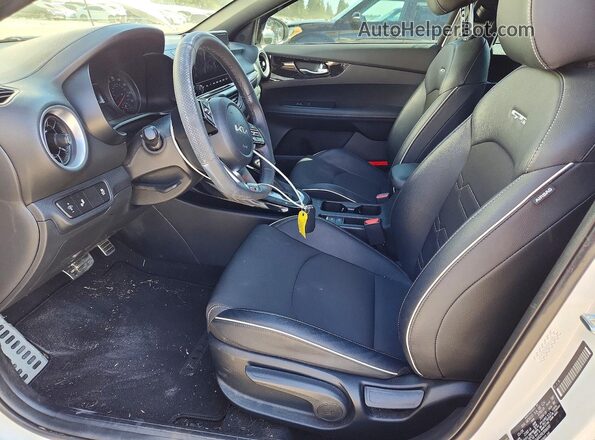 3KPF54AD2RE806690 2024 KIA FORTE White Front interior view