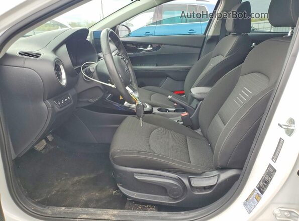 3KPF54AD3LE258271 2020 KIA FORTE White Widok wnętrza z przodu