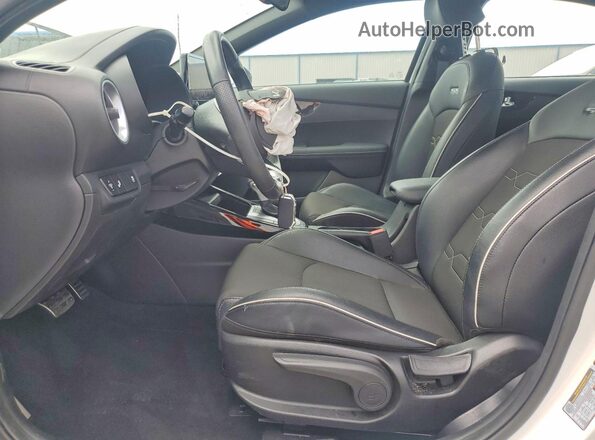3KPF54AD3PE667621 2023 KIA FORTE White Вид салону спереду
