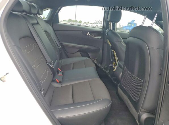 3KPF54AD3PE667621 2023 KIA FORTE White Вид задніх сидінь
