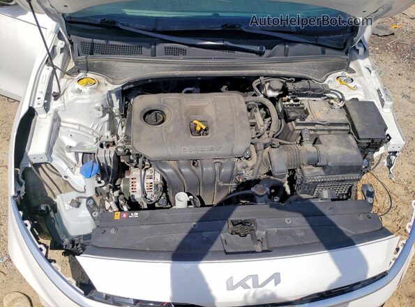 3KPF54AD4NE484032 2022 KIA FORTE White Вид задньої частини салону