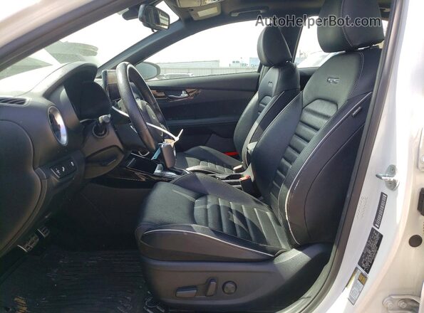 3KPF54AD4NE484032 2022 KIA FORTE White Вид салону спереду