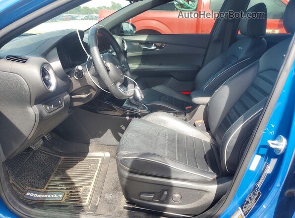3KPF54AD4PE537914 2023 KIA FORTE Blue Вид салону спереду