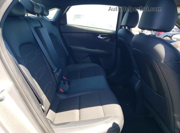 3KPF54AD4PE612031 2023 KIA FORTE Gray Widok tylnych siedzeń