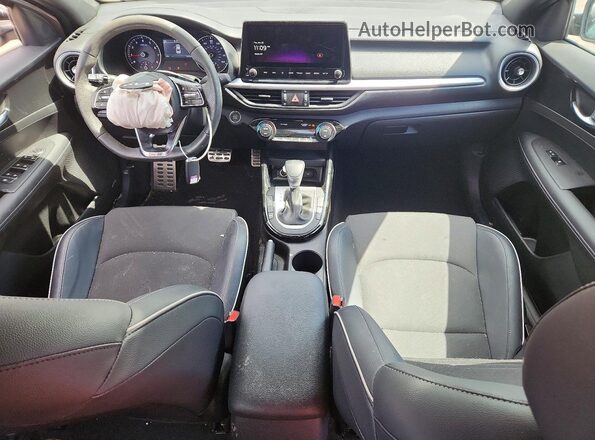 3KPF54AD4PE665828 2023 KIA FORTE Gray Vista del salpicadero
