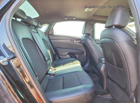 3KPF54AD4RE779430 2024 KIA FORTE Black Widok tylnych siedzeń