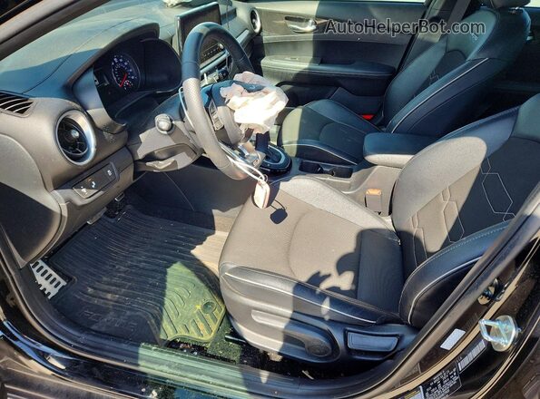 3KPF54AD4RE779430 2024 KIA FORTE Black Widok wnętrza z przodu