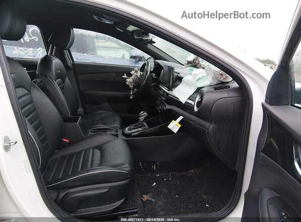 3KPF54AD4RE822762 2024 KIA FORTE White Widok wnętrza z przodu