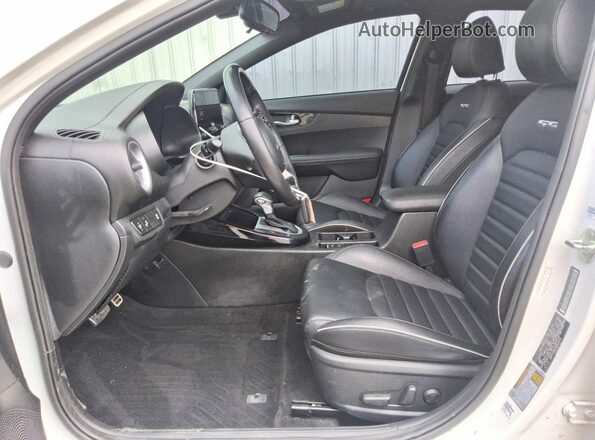 3KPF54AD4RE835236 2024 KIA FORTE White Սալոնի դիմացի տեսք