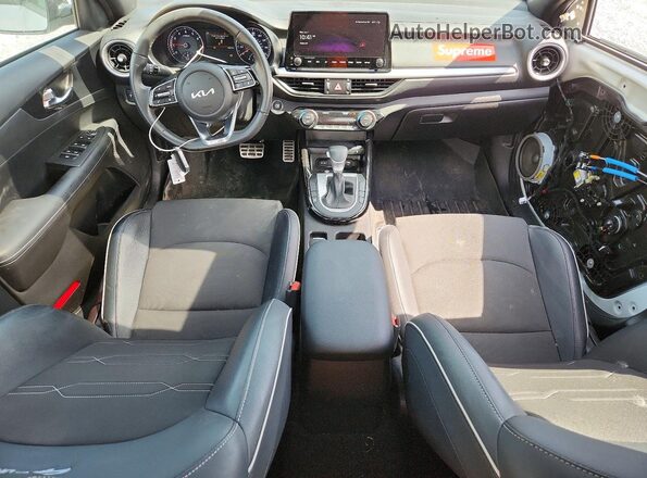 3KPF54AD5PE606187 2023 KIA FORTE White Widok deski rozdzielczej