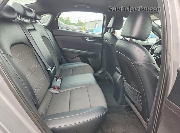 3KPF54AD5PE646639 2023 KIA FORTE Silver უკანა სავარძლების ხედი