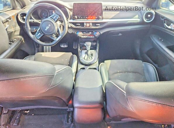 3KPF54AD5PE663957 2023 KIA FORTE White Vista del salpicadero