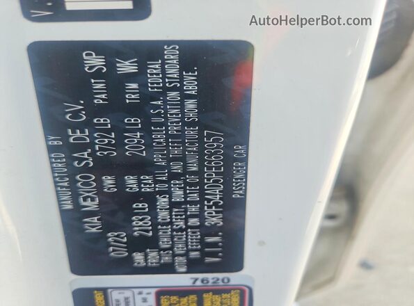 3KPF54AD5PE663957 2023 KIA FORTE White Vista del compartimento del motor