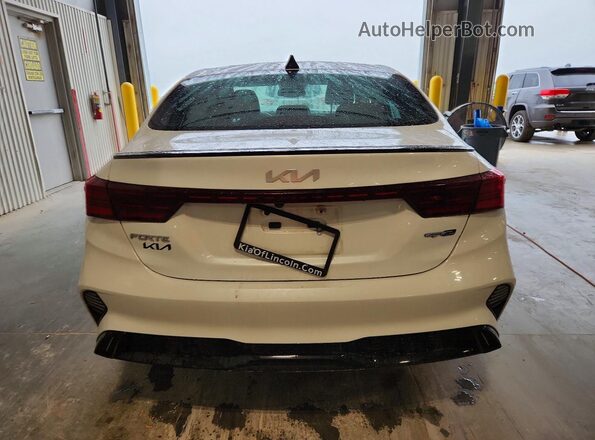 3KPF54AD5RE700816 2024 KIA FORTE White Вид ззаду