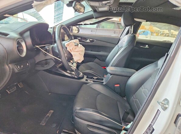 3KPF54AD5RE700816 2024 KIA FORTE White Вид салону спереду
